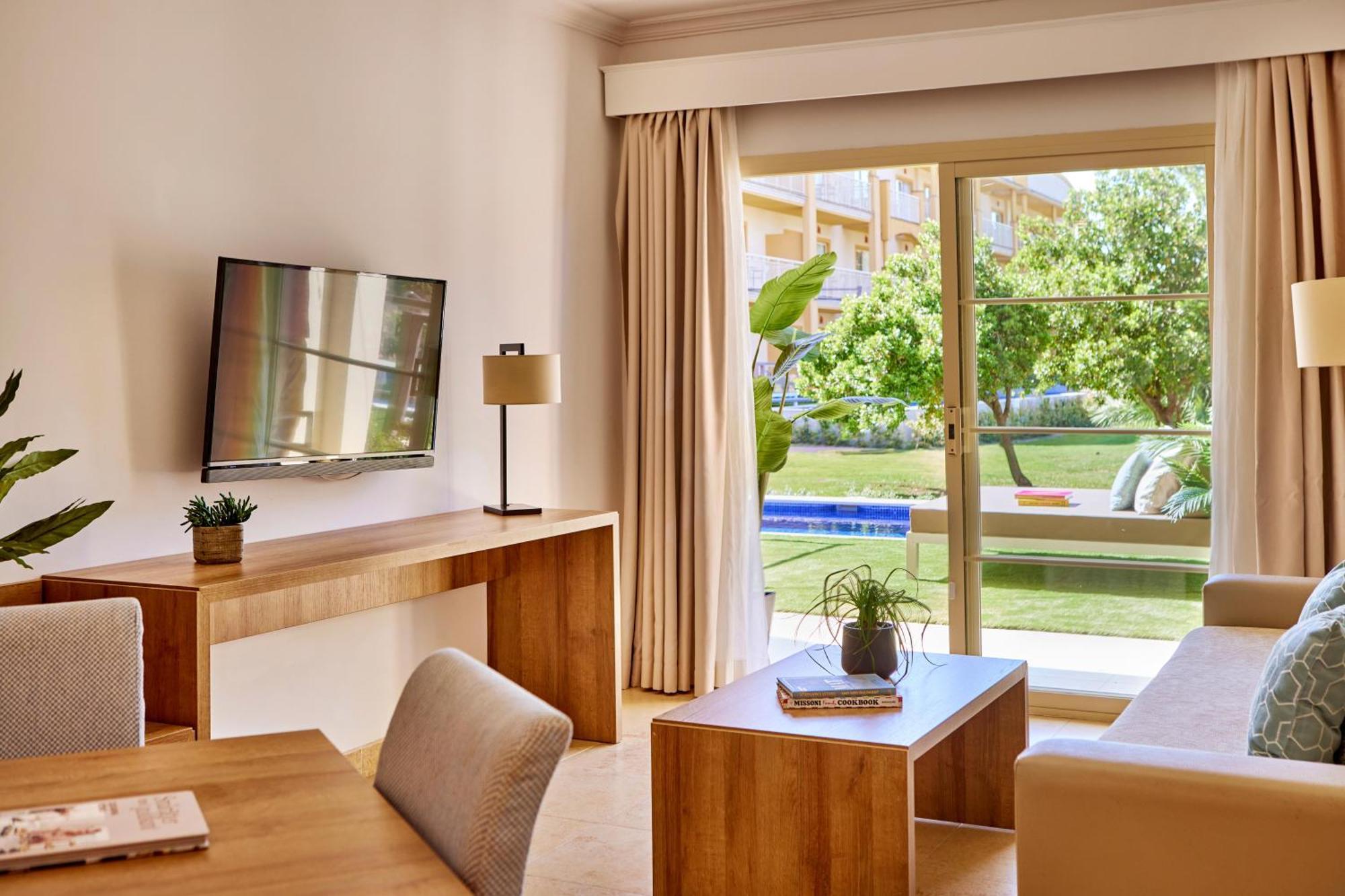 One Bedroom Suite Swim Up